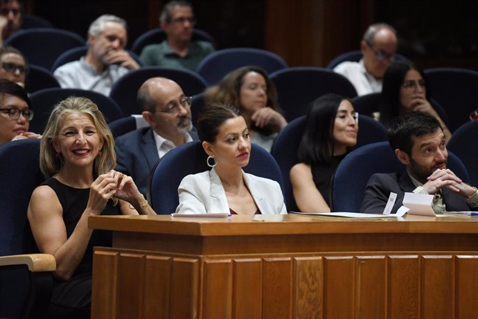 (I-D) La vicepresidenta segunda y ministra de Trabajo, Yolanda Díaz; la ministra de Juventud e Infancia, Sira Rego, y el ministro de Derechos Sociales y Agenda 2030, Pablo Bustinduy, durante el acto ‘Hacia una Prestación Universal por Crianza'.