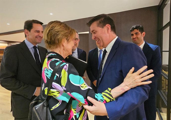 El presidente provincial saludando a la presidenta del Consejo General de la Abogacia Española.