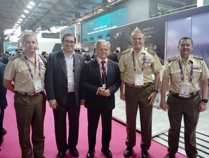 El presidente de la Diputación de Córdoba, Salvador Fuentes (centro), en la feria de seguridad y defensa Eurosatory.