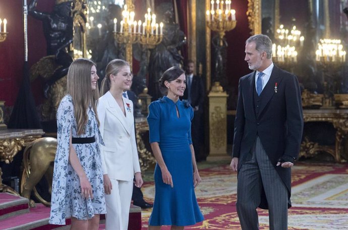 Archivo - (I-D) La Infanta Sofía, la Princesa Leonor, la Reina Letizia y el Rey Felipe VI, durante el besamanos con ocasión del Juramento de la Constitución de la Princesa Leonor, a 31 de octubre de 2023