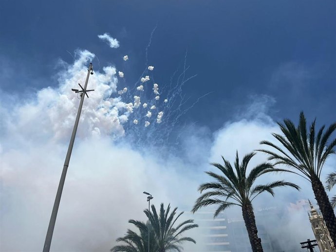 Imagen de la mascletà de Pirotecnia Tamarit en las Hogueras de Alicante 2024.