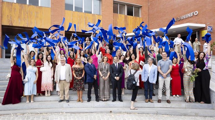 Estudiantes del Máster Universitario de la Olavide celebran sus títulos de postgrado.