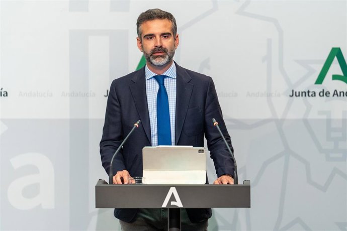El consejero de Sostenibilidad, Medio Ambiente y Economía Azul y portavoz del gobierno andaluz, Ramón Fernández-Pacheco interviene durante la rueda de prensa. A 18 de junio de 2024, en Sevilla (Andalucía, España). Rueda de prensa posterior a la reunión 