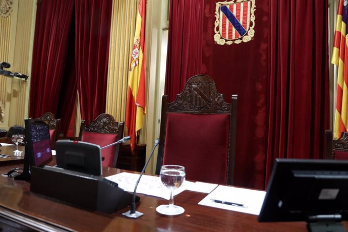 Archivo - Vista de la mesa presidencial del Parlament balear.