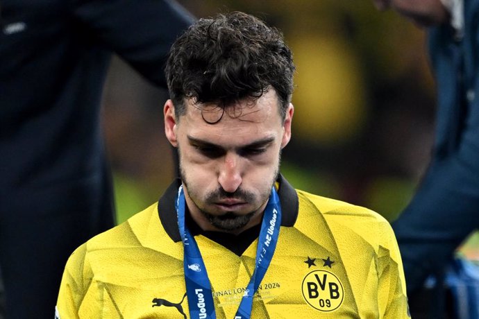 01 June 2024, United Kingdom, London: Dortmund's Mats Hummels appears dejected after the medal presentation following the UEFA Champions League final soccer match against Real Madrid at Wembley Stadium. Photo: Robert Michael/dpa