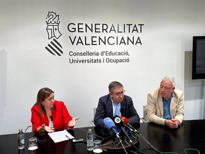 El conseller de Educación, José Antonio Rovira, (c), el secretario autonómico, Daniel McEvoy, y  la directora general de innovación e inclusión, Xaro Escrig