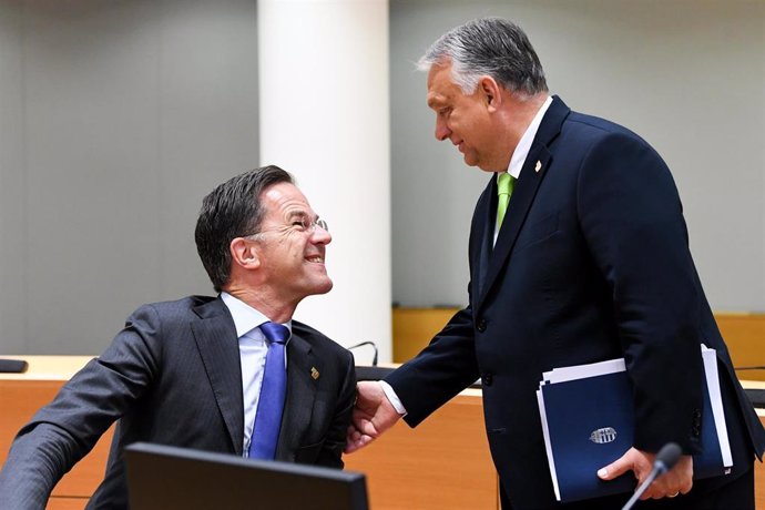 Archivo - El primer ministro de Países Bajos, Mark Rutte, y el de Hungría, Viktor Orbán, coinciden en una reunión en Bruselas