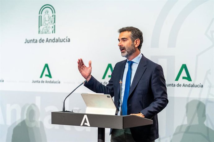 El consejero de Sostenibilidad, Medio Ambiente y Economía Azul y portavoz del gobierno andaluz, Ramón Fernández-Pacheco interviene durante la rueda de prensa. A 18 de junio de 2024, en Sevilla (Andalucía, España). Rueda de prensa posterior a la reunión de