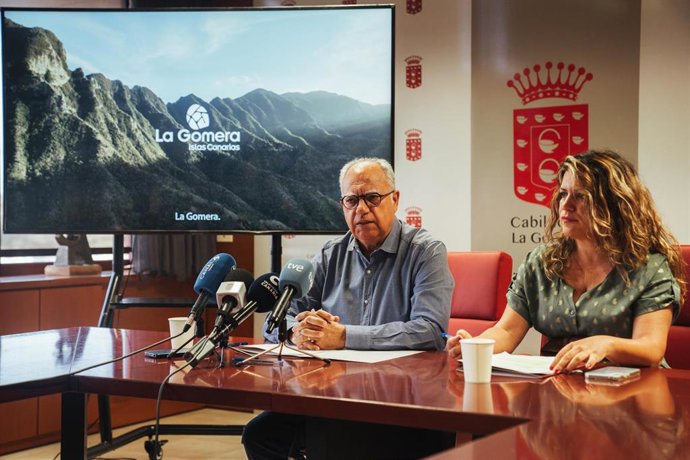 El presidente del Cabildo de La Gomera, Casimiro Curbelo, y la consejera de Turismo, María Isabel Méndez, presentan la nueva campaña turística para este verano