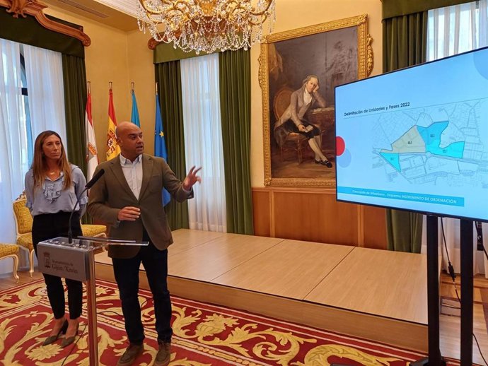 Archivo - El portavoz de la Junta de Gobierno local de Gijón, Jesús Martínez Salvador (Foro), y la vicealcaldesa y portavoz del PP, Ángela Pumariega, en rueda de prensa en el Ayuntamiento gijonés. (Archivo)