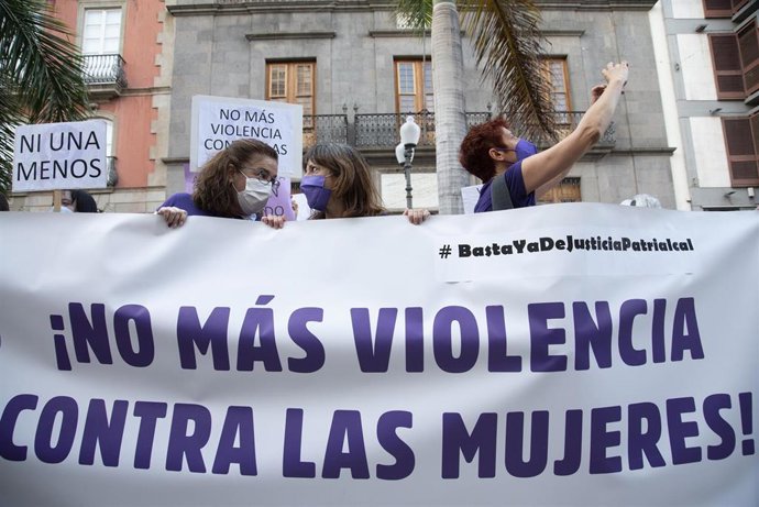 Archivo - Varias personas con una pancarta en la que se lee: `No más violencia contra las mujeres, participan en una concentración feminista en la Plaza de la Candelaria en repulsa por "todos los feminicidios", a 11 de junio de 2021, en Santa Cruz de Ten
