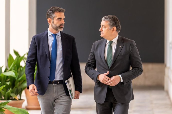 El consejero de Sostenibilidad, Medio Ambiente y Economía Azul y portavoz del gobierno andaluz, Ramón Fernández-Pacheco  (i) y el consejero de la Presidencia, Interior, Diálogo Social y Simplificación Administrativa Antonio Sanz Cabello (d) a su llegada a