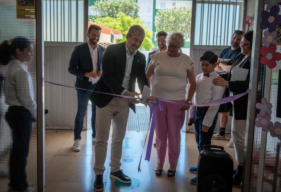 El presidente del Gobierno de Canarias, Fernando Clavijo, inaugura el IV Museo La Puerta Violeta-Viviendo el Arte, un proyecto del Centro de Educación Infantil y Primaria (CEIP) La Verdellada