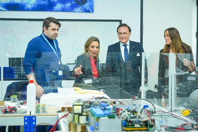 Archivo - El consejero de Universidad, José Carlos Gómez Villamandos, en una imagen de archivo en la visita a la empresa Skylife en el Parque Científico y Tecnológico Cartuja en Sevilla.