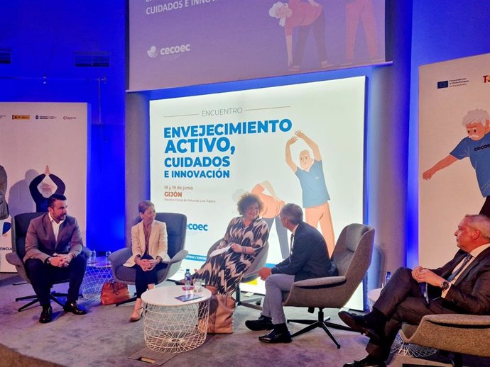 Encuentro sobre envejecimiento activo, cuidados e innovación del Centro de Competencia para la Economía del Cuidado de Larga Duración y el Envejecimiento Activo (Cecoec), en el recinto ferial gijonés 'Luis Adaro'.