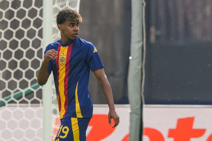 15 June 2024, Berlin: Spain's Lamine Yamal warms up prior to the start of the UEFA Euro 2024 group B soccer match between Spain and Croatia at the Olympiastadion. Photo: Sören Stache/dpa