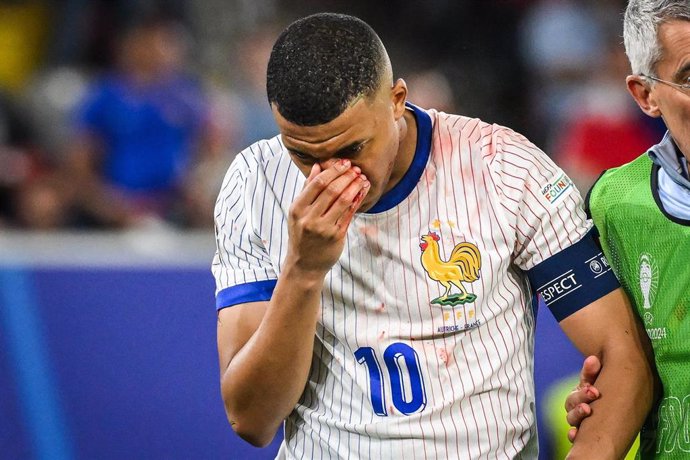 El delantero francés Kylian Mbappé se duele de la nariz ante Austria en la EURO 2024. 