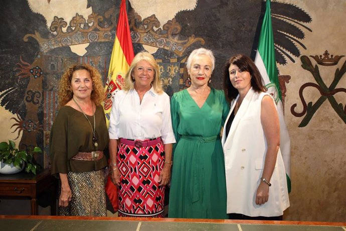 La alcaldesa de Marbella, Ángeles Muñoz; la concejala de Derechos Sociales de Marbella, Isabel Cintado; y las presidentas de AFA y Afimar, Ana Mardones y Leonor Torres, respectivamente