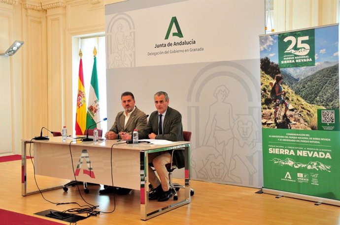 El delegado territorial de Sostenibilidad, Medio Ambiente y Economía Azul de la Junta en Granada, Manuel Francisco García, y el director del Parque Natural Sierra Nevada, Francisco Muñoz