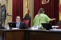 Le Senne arranca una foto de Picornell y expulsa a Garrido y Costa del debate para derogar la ley de memoria