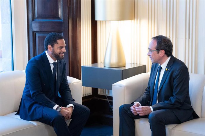 El secretario general de VOX, Ignacio Garriga (i), se reúne con el presidente del Parlament, Josep Rull (d), durante una ronda de consultas para proponer un candidato a la Presidencia de la Generalitat, en el Parlament, a 18 de junio de 2024, en Barcelo