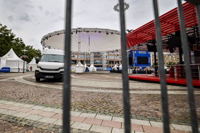 18 June 2024, North Rhine-Westphalia, Dortmund: The fan zone at Friedensplatz closed due to the threat of thunderstorms ahead of the UEFA EURO 2024 Group F soccer match between Turkey and Georgia. Photo: Christoph Reichwein/dpa