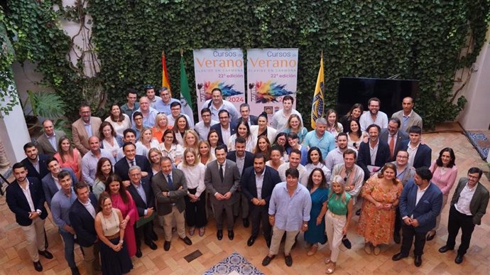 Juanma Moreno, en el centro, en la clausura del Curso de Verano de la UPO organizado por el PP.