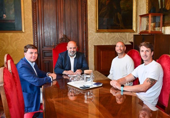 El alcalde de Palma, Jaime Martínez, recibe en audiencia al socorrista Leandro Staltari por haber salvado a tres menores el pasado 9 de junio.