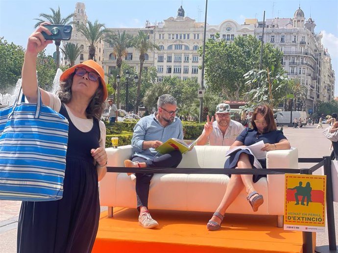 Imagen de la performance hecha por Compromís en la plaza del Ayuntamiento de València para censurar la "presión" del turismo sobre los vecinos de la ciudad.