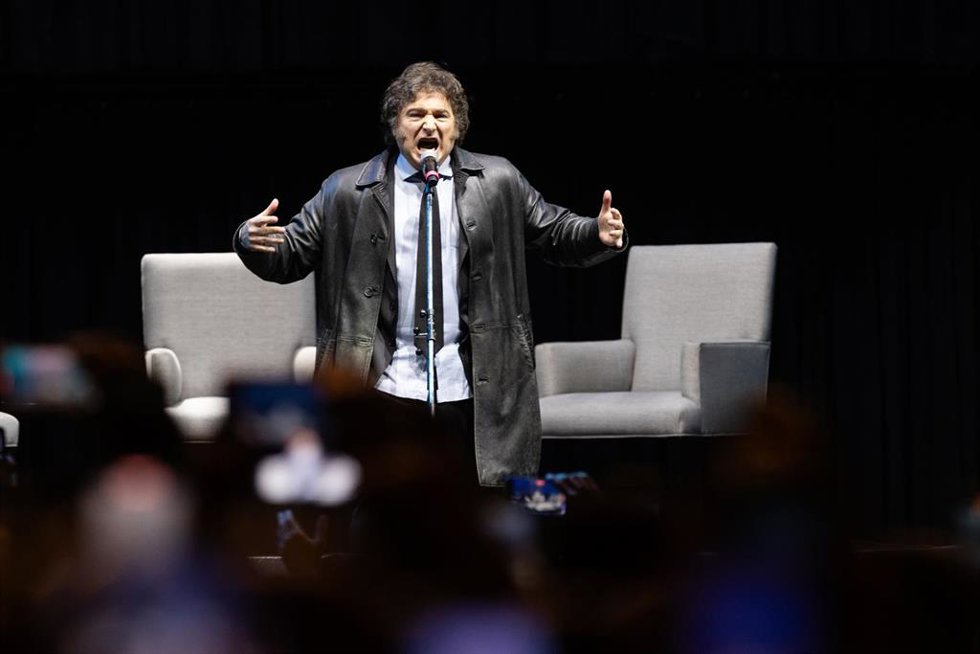 El presidente argentino, Javier Milei, durante la presentación de su libro Capitalismo, socialismo y la trampa neoclásica, en el Estadio Luna Park