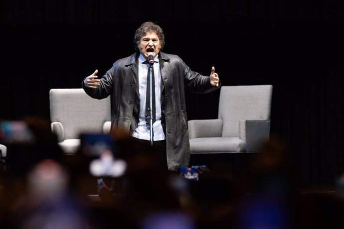 El presidente argentino, Javier Milei, durante la presentación de su libro ‘Capitalismo, socialismo y la trampa neoclásica’, en el Estadio Luna Park, a 22 de mayo de 2024, en Buenos Aires (Argentina). El acto se celebra unos días después de su visita a Es