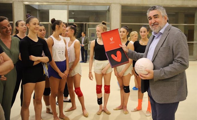 El presidente del CSD, José Manuel Rodríguez Uribes, ha animaso al equipo español de gimnasia rítmica en la cuenta atrás hacia París 2024.