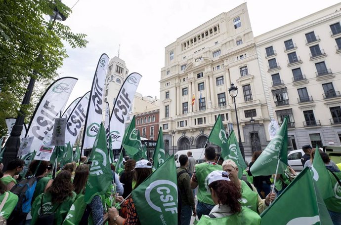 Archivo - Profesores  se manifiestan frente a la sede del Ministerio de Educación y Formación Profesional