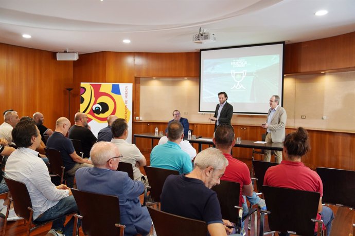 El presidente de la DPH, Isaac Claver, junto al presidente de la Federación Aragonesa de Fútbol, Manuel Torralba, y representantes de los clubes.