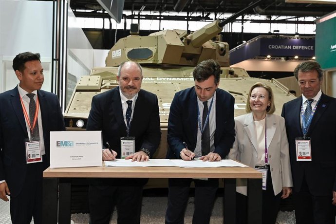 Archivo - Firma del acuerdo entre Escribano y General Dynamics European Land Systems