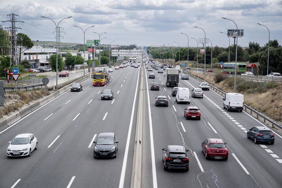 Archivo - Varios coches durante la operación salida por el puente de mayo, en la A4, a 30 de abril de 2024, en Madrid (España).