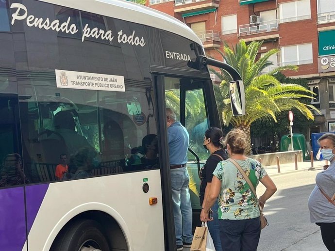 Archivo - Un autobús urbano de Jaén.