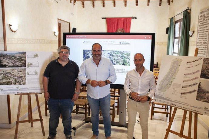 El diputado provincial de Asistencia a Municipios, Antonio Aragón, junto al alcalde de Grazalema, Carlos García.