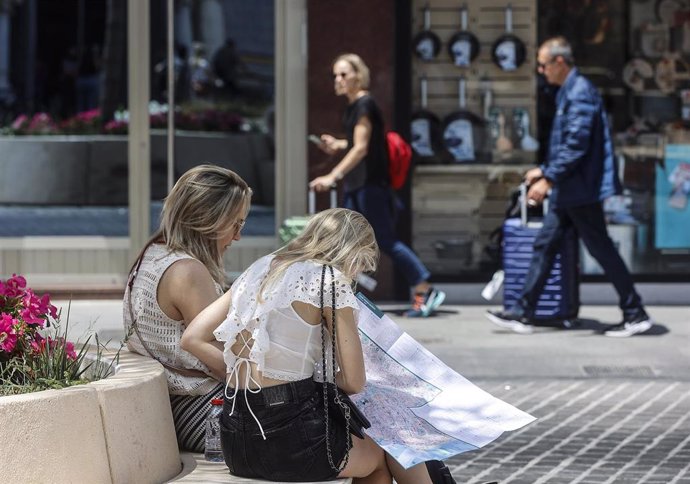 Varios turistas en València.