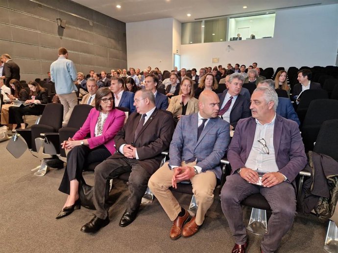La consejera de Transición Ecológica, Industria y Desarrrollo Económico, Nieves Roqueñí (izda), asiste a la presentación en Gijón del proyecto Musel Green Met, impulsado por el grupo White Summit Capita.