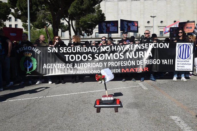 Archivo - Funcionarios de prisiones con una pancarta durante una protesta bajo el lema ‘Todos somos Nuria’