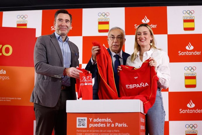 Archivo - El director de Medios, Marketing Online y Eventos de Santander España, Felipe Martín; el presidente del COE, Alejandro Blanco, y la nadadora Mireia Belmonte en la presentación de la iniciativa de las banderas sostenibles para París 2024. 