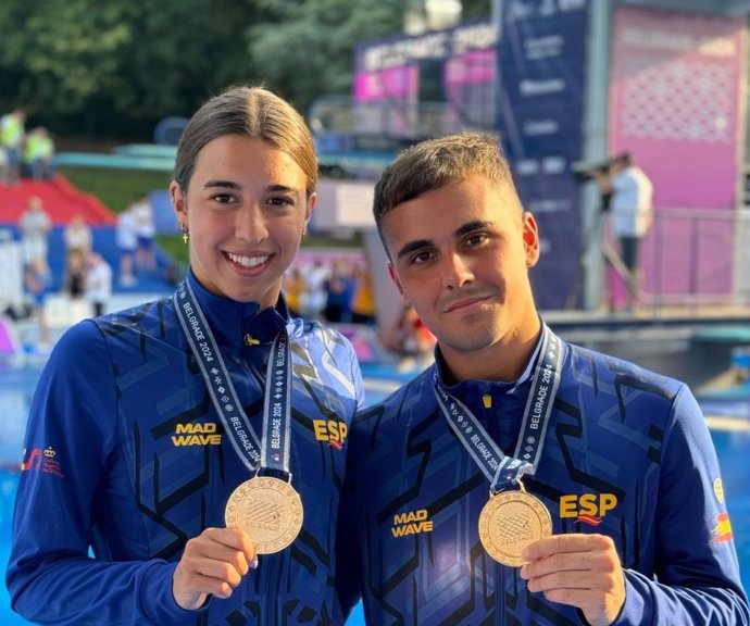 Valeria Antolino y Carlos Camacho posan con su oro en plataforma de 10 m sincronizada mixta de los Europeos de 2024