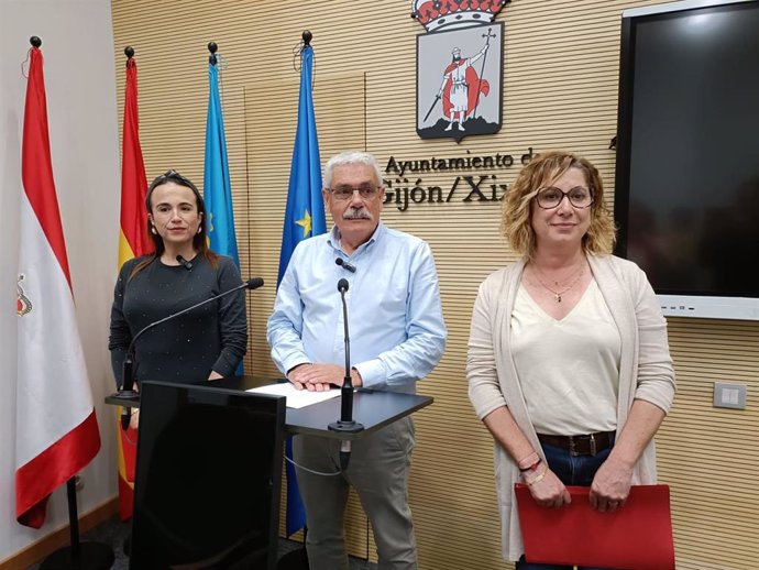 Rueda de prensa del portavoz del Grupo Municipal Socialista en el Ayuntamiento de Gijón, Luis Manuel Flórez 'Floro, junto a la edil socialista Carmen Eva Pérez Ordieres (dcha) y, por parte de la Federación Socialista Asturiana (FSA), Noelia Macías.