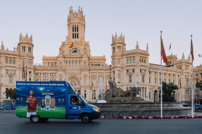 Hellmann's reparte sus salsas en Madrid durante el debut de España en la Eurocopa.