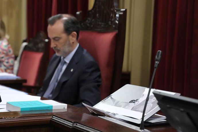 El presidente del Parlament, Gabriel Le Senne, sentado al lado del ordenador de Mercedes Garrido (PSIB) con la foto arrancada de Aurora Picornell.