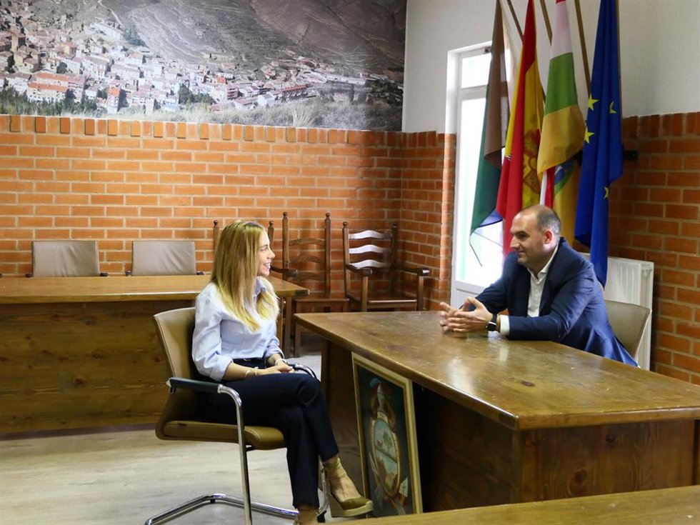 La presidenta del Parlamento de La Rioja, Marta Fernández Cornago, se ha desplazado hoy a Cervera del Río Alhama, donde ha mantenido un encuentro institucional con el alcalde de la localidad, Álvaro Forcada