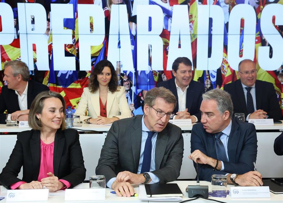 Archivo - (I-D) En primera fila, la secretaria general del PP, Cuca Gamarra; el líder del PP, Alberto Núñez Feijóo; y el vicesecretario de Política Autonómica del PP, Elías Bendodo; y en segunda fila, el presidente de la Xunta de Galicia, Alfonso Rueda;