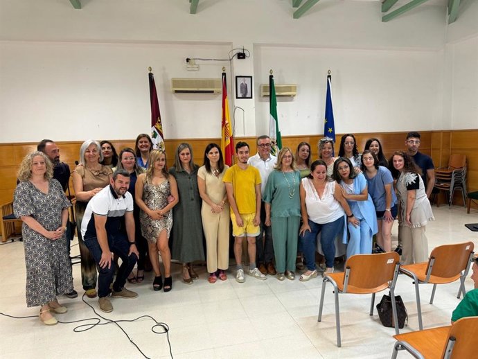 Autoridades y participantes en el programa de empleo y formación clausurado.