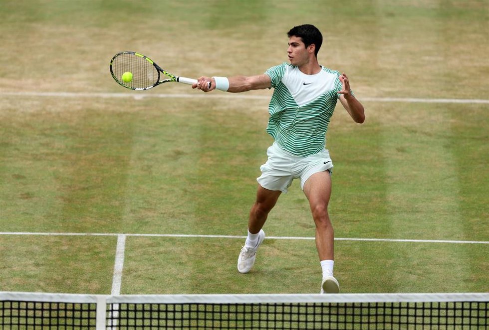 Archivo - Carlos Alcaraz durante un encuentro en el torneo de Queen's.